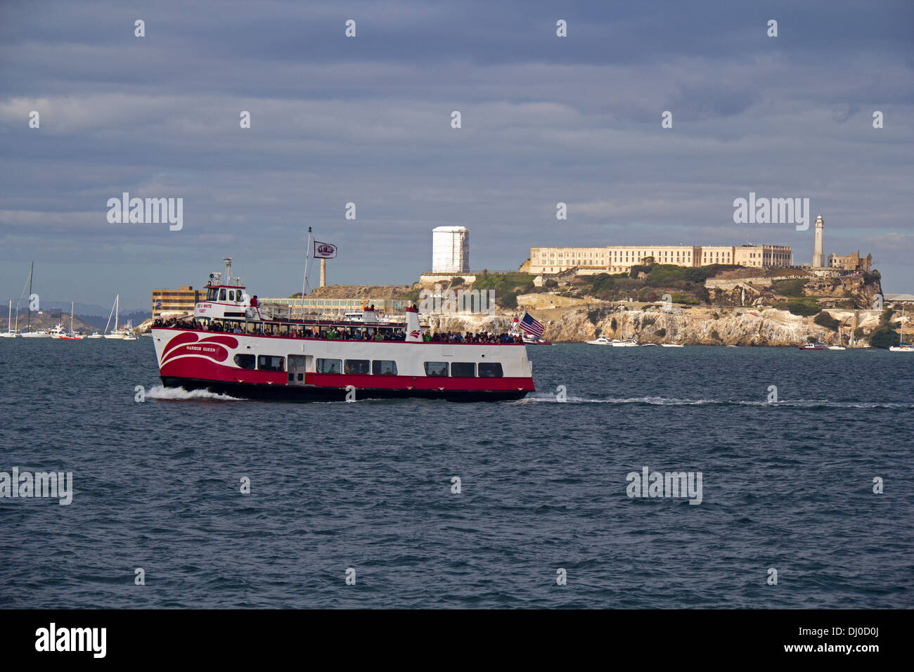 Ferry de la flotte rouge et blanc du transport de voyageurs, la baie de San Francisco, San Francisco, Californie, USA. Banque D'Images