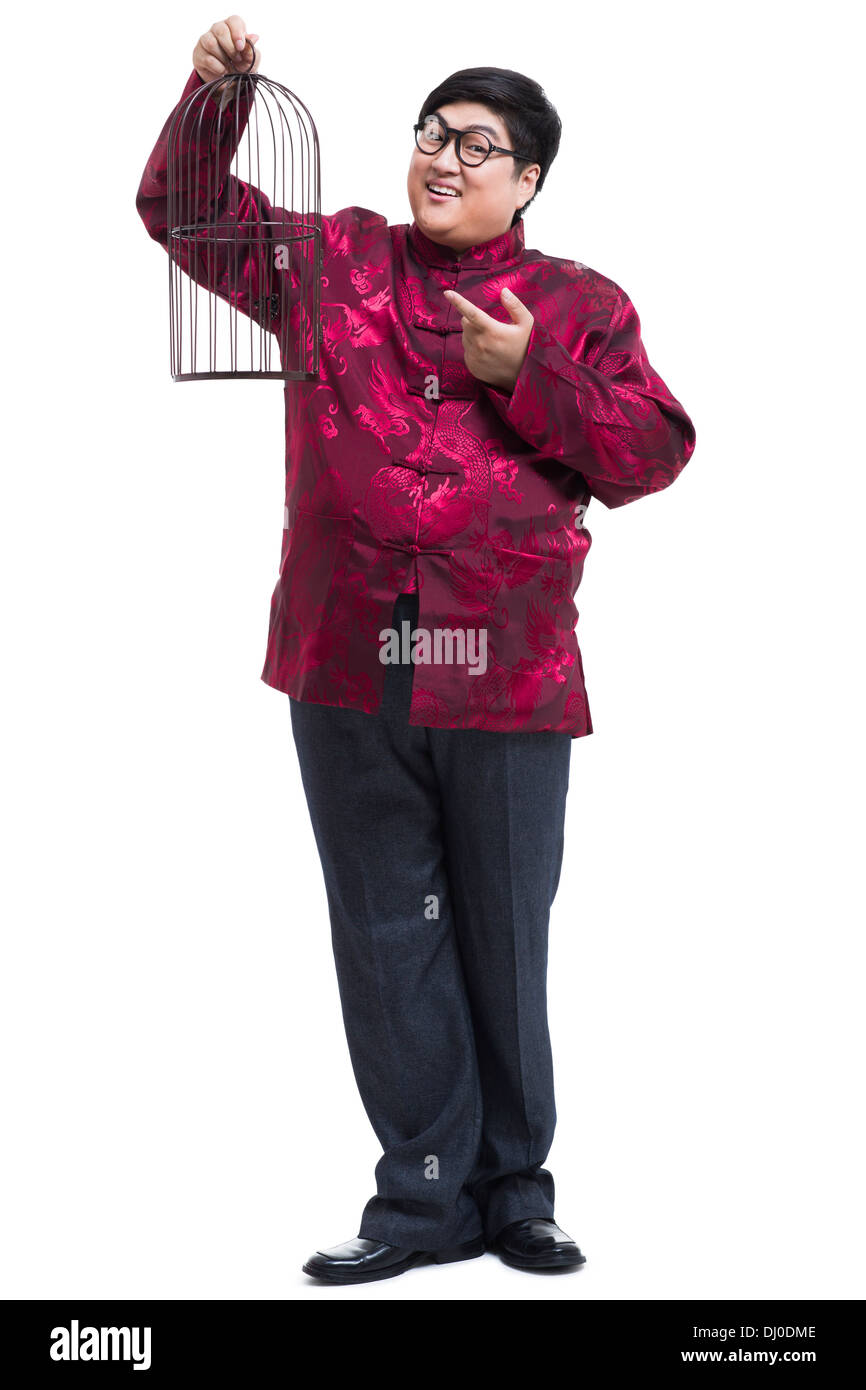 Heureux jeune homme en costume avec une volière Tang Banque D'Images