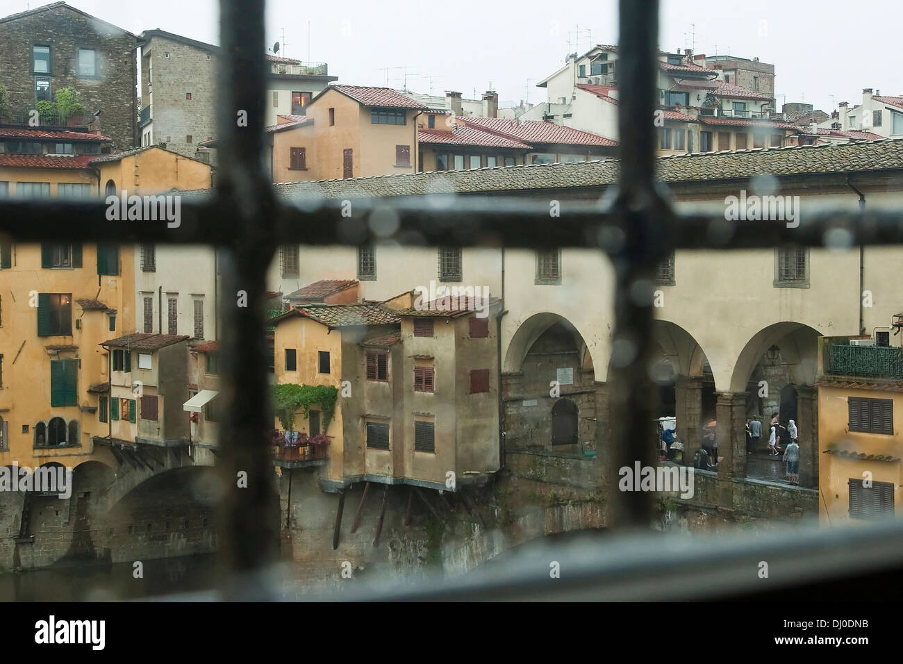 Ponte Vecchio vue à travers les barreaux aux fenêtres du corridor de Vasari dans la Galleria degli Uffizi à Florence, Italie Banque D'Images