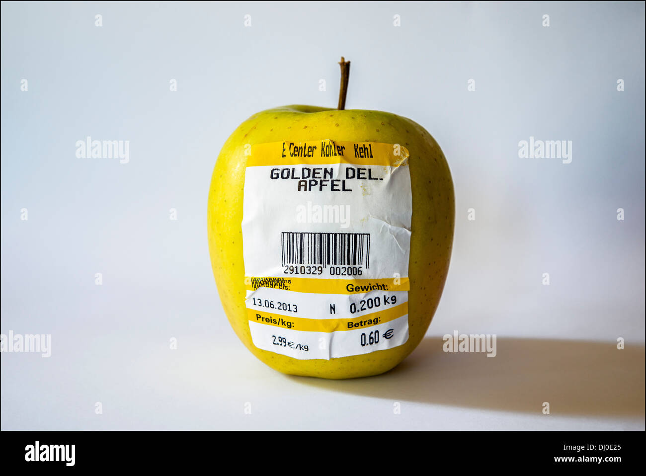 Une pomme Golden Delicious allemand avec code-barre montrant le poids et prix en Euro Banque D'Images