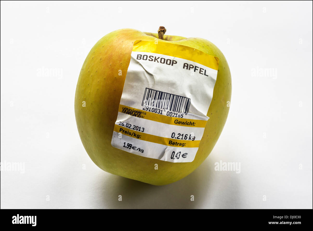 Une Belle de Boskoop apple avec l'allemand code-barre montrant le poids et prix en Euro Banque D'Images