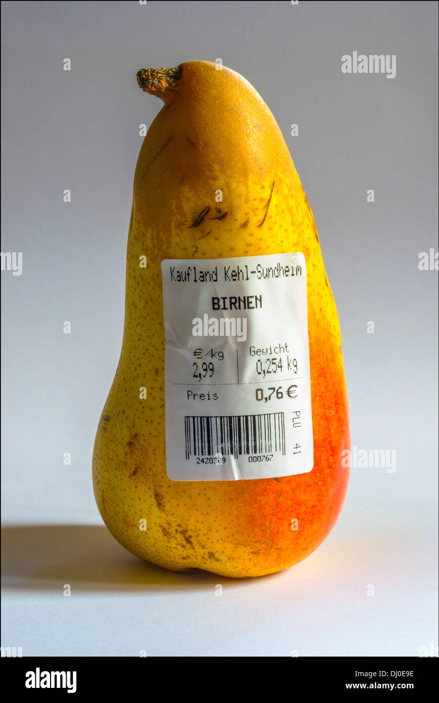 Une poire avec l'allemand code-barre montrant le poids et prix en Euro Banque D'Images