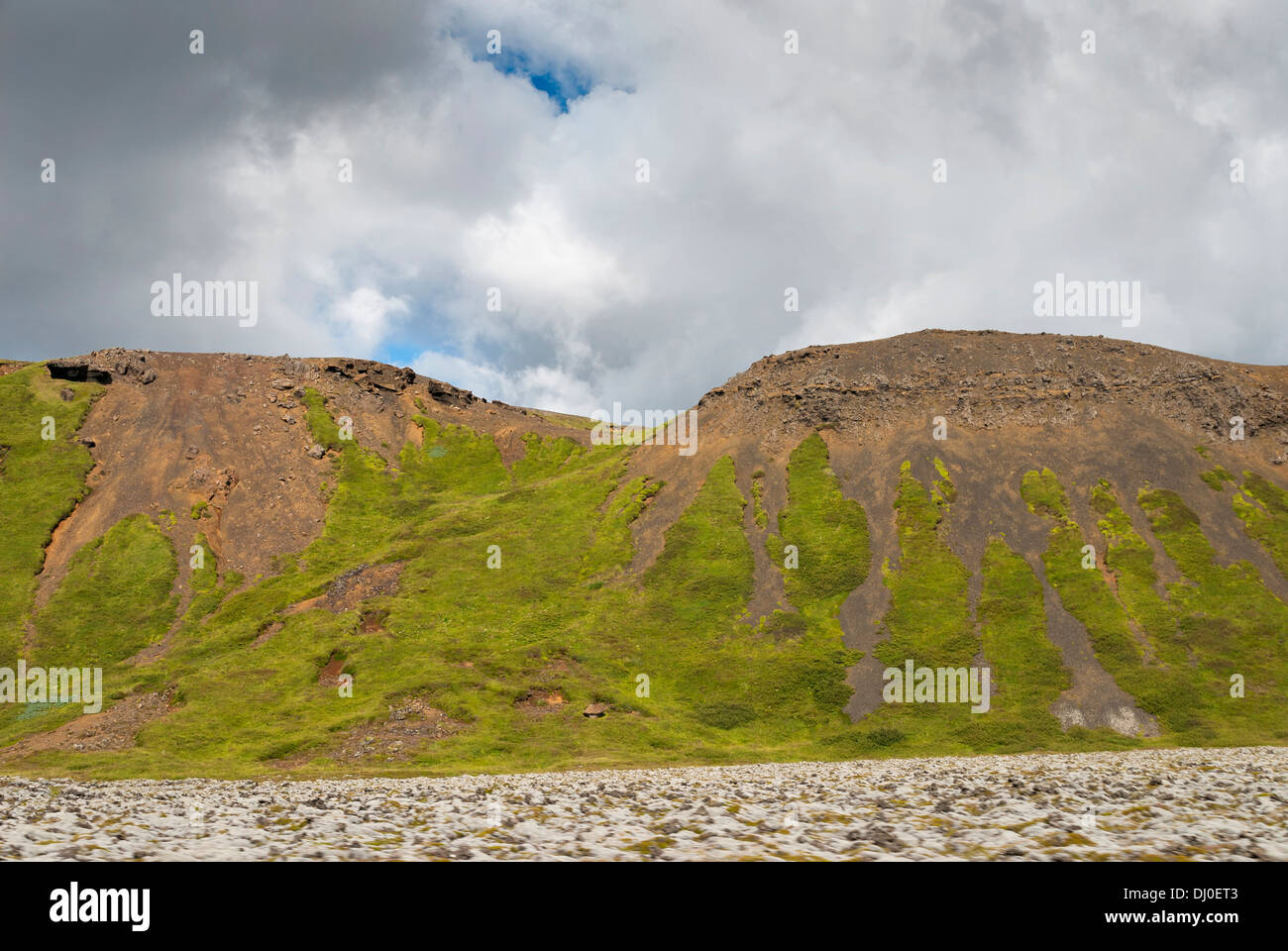 Ciel et montagnes en Vik en Islande Banque D'Images