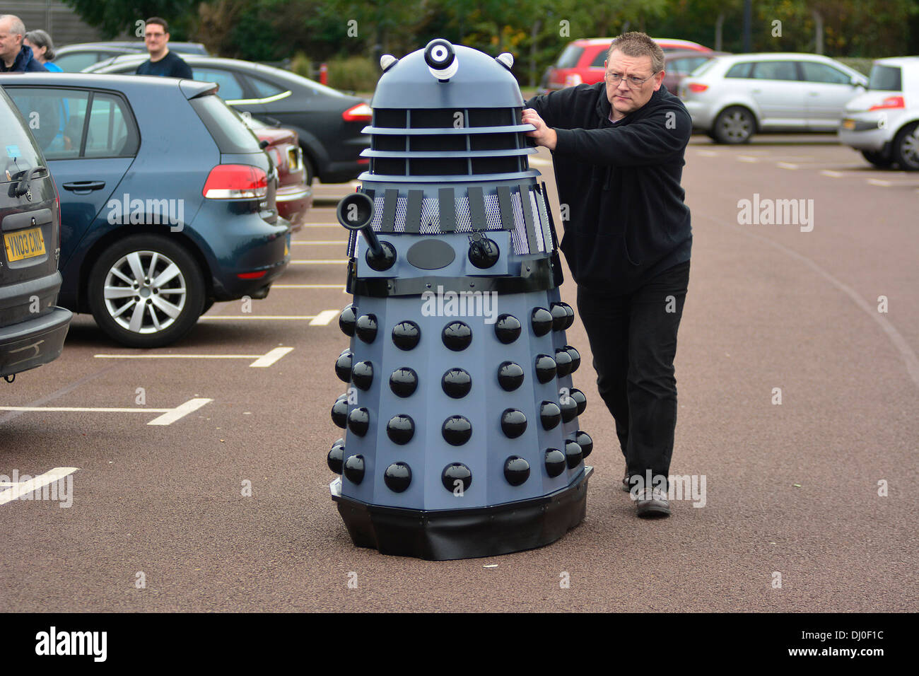 Ray Hyde de Barnsley roues dans l'une des 20 Daleks affichée à la "science de l'événement des Timelords sont assemblées sur le National Space Centre à Leicester Banque D'Images