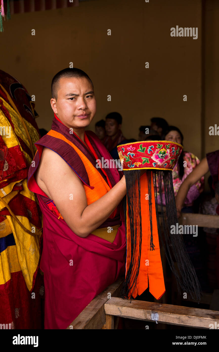 Le Bhoutan, Thimphu Dzong, Tsechu annuel, des moines de cérémonie brodé holding hat Banque D'Images