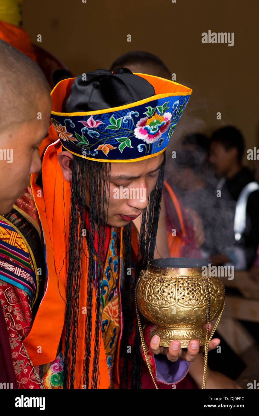 Le Bhoutan, Thimphu Dzong, Tsechu annuel, moine en costume brodé encens d'éclairage Banque D'Images