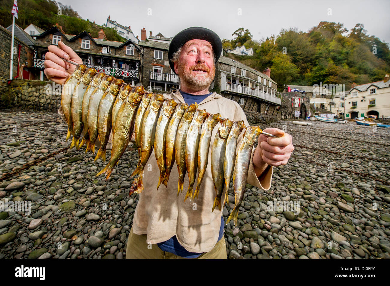 Le poisson fumé et historien maritime Mike Smylie avec harengs fumés traditionnellement au hareng Clovelly, Devon UK Festival Banque D'Images