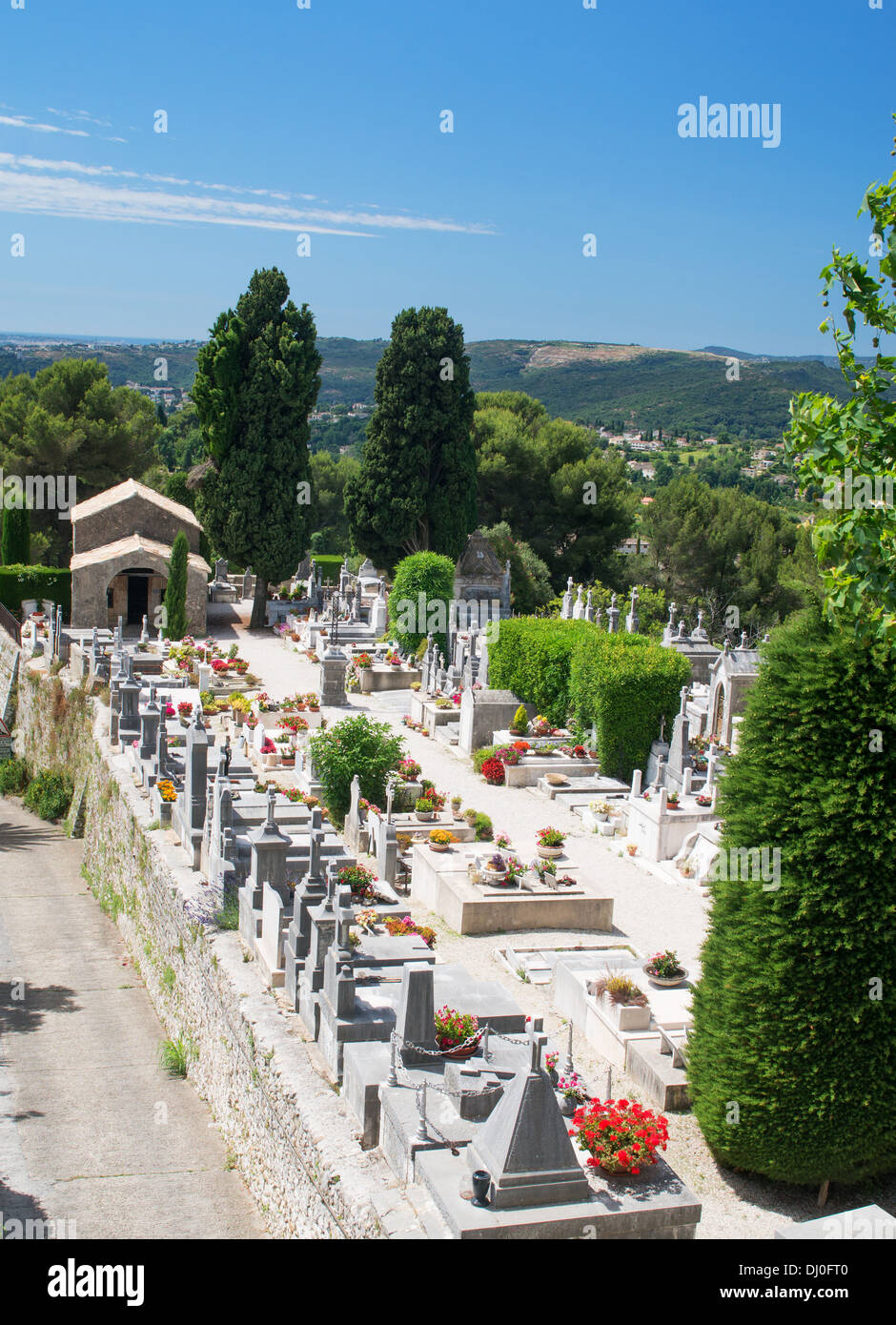 Juste à l'extérieur des murs du cimetière de la colline de la ville médiévale de St Paul de Vence, Provence, France, Europe Banque D'Images