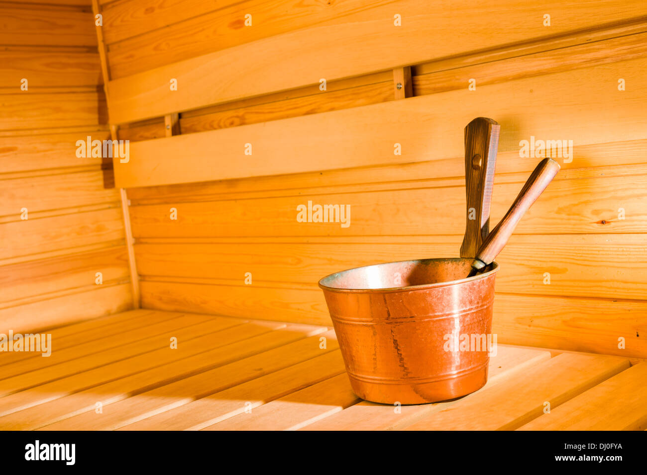 Seau de cuivre et le balancier dans un sauna finlandais, d'horizon Banque D'Images