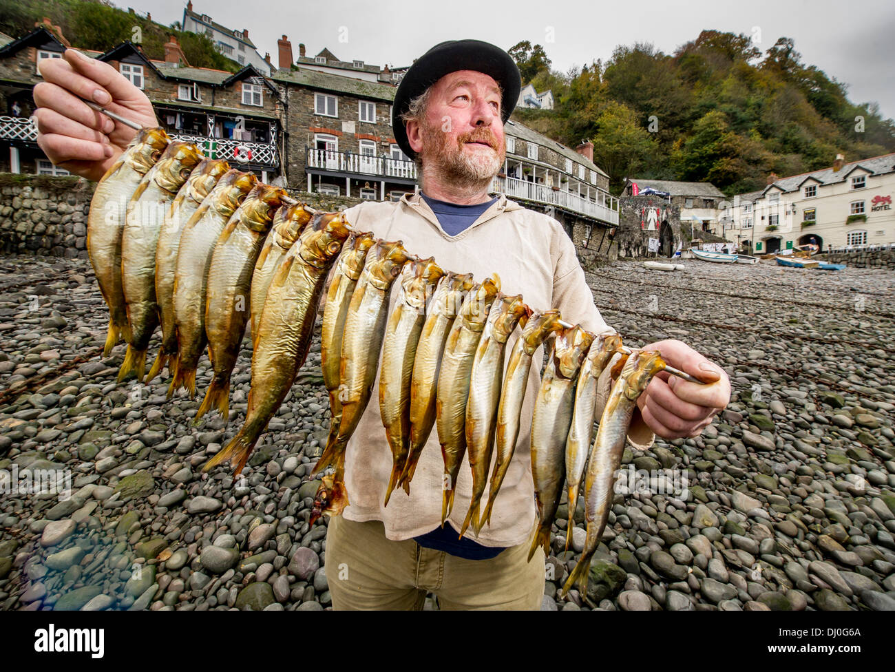 Le poisson fumé et historien maritime Mike Smylie avec harengs fumés traditionnellement au hareng Clovelly, Devon UK Festival Banque D'Images