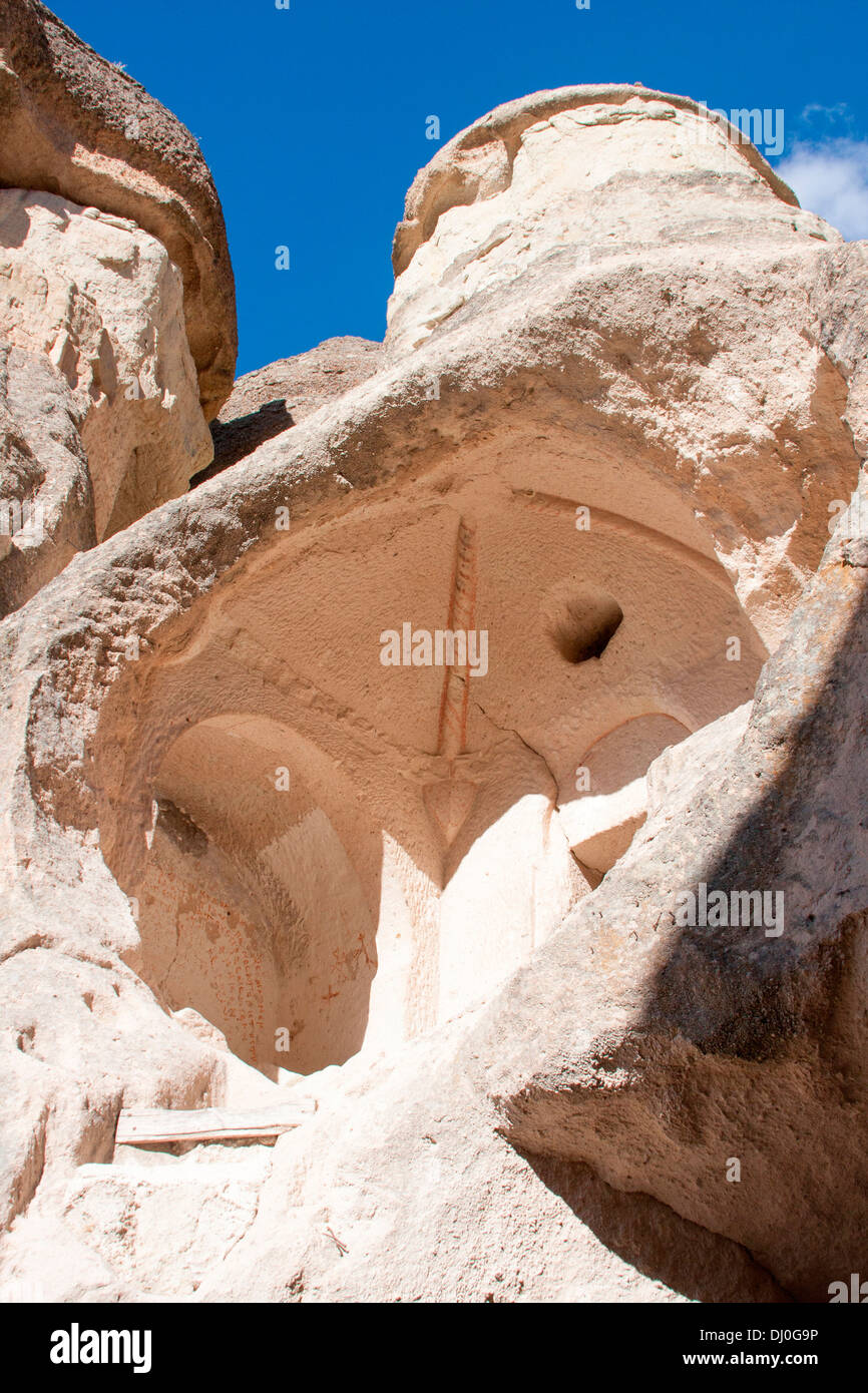 Une église creusées dans le roc à l'intérieur sculpté le cône de tuf sur les cheminées de fées en Cappadoce, Urgup, Anatolie centrale, Turquie. Banque D'Images