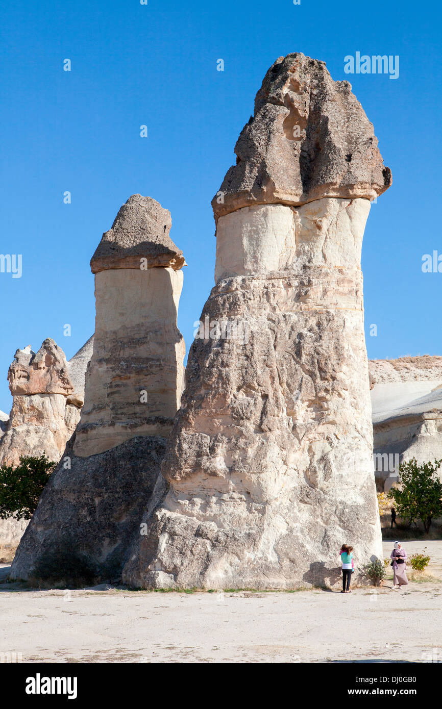 Les spectaculaires cheminées de fées de Cappadoce en Anatolie centrale, Urgup, Turquie. Banque D'Images