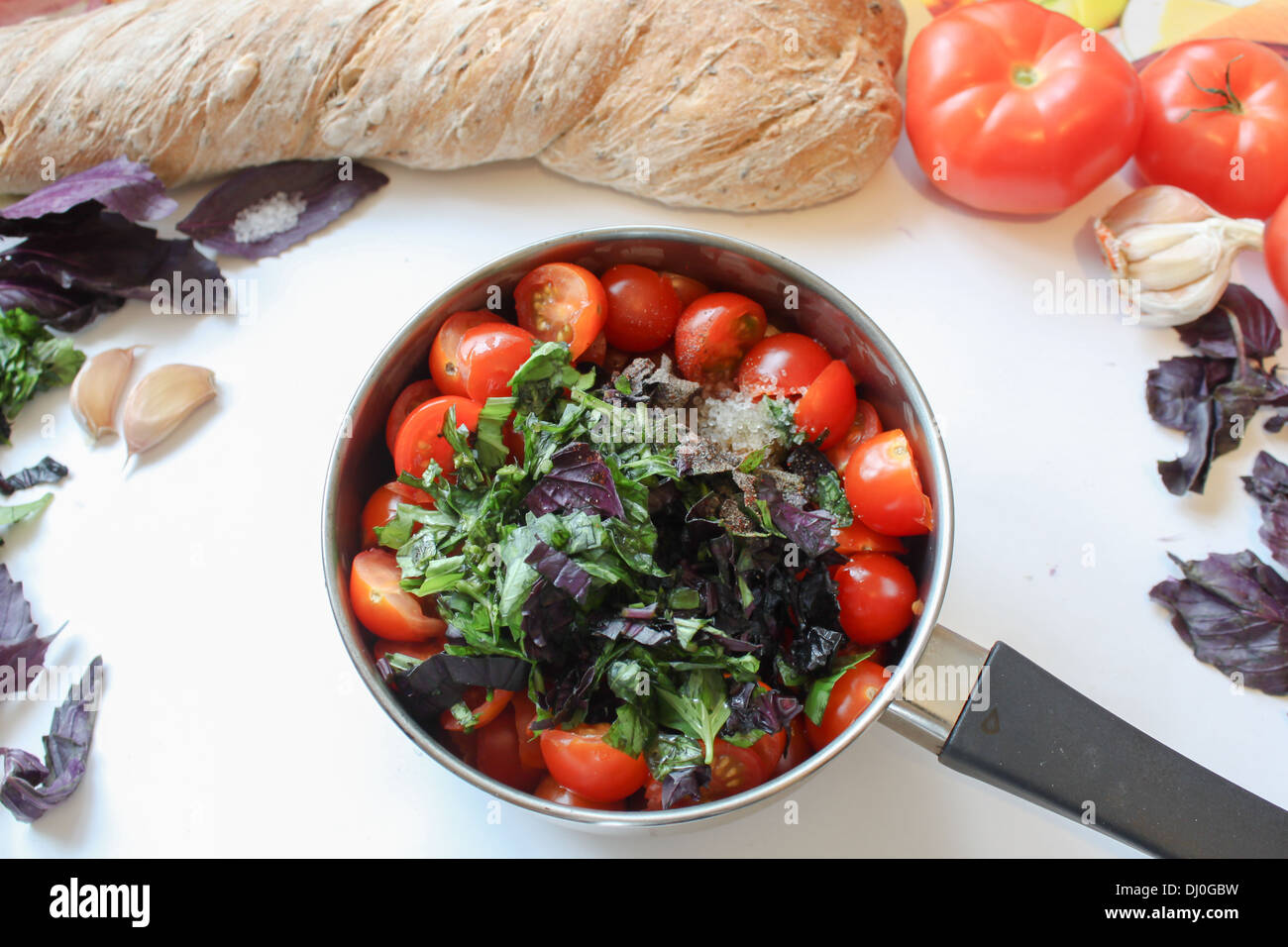 [Cuisine] sauce tomate sauce [fiche] ingrédients sur un fond blanc Banque D'Images