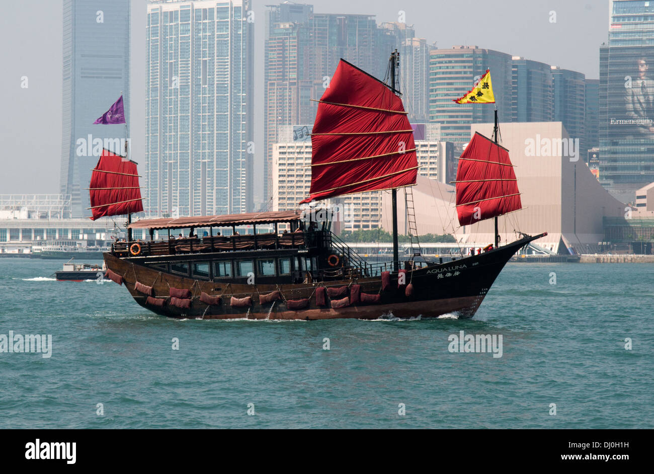 L'Aqua Luna est fait à la main un sampan qui est utilisé pour les tours du port de Victoria, Hong Kong. Visites guidées durent environ 45 minutes. Banque D'Images