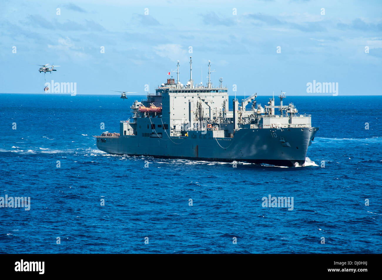 Un hélicoptère Seahawk MH-60S de l'île d'hélicoptères de combat des Chevaliers de la mer de l'Escadron (HSC) 25 se prépare à livrer des fournitures à Banque D'Images