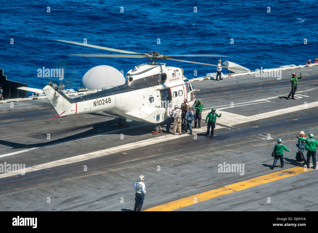 Les marins du porte-avions USS George Washington (CVN 73) à bord d'un SA-330J Puma hélicoptère transportant des fournitures médicales à être utilisés dans la République des Philippines à l'appui de l'opération Damayan. Le George Washington Group prend en charge Banque D'Images