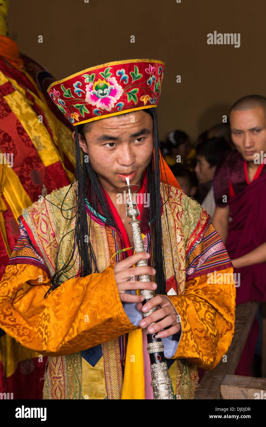 Le Bhoutan, Thimphu Dzong, Tsechu annuel, moine musicien en costume dentelle Banque D'Images