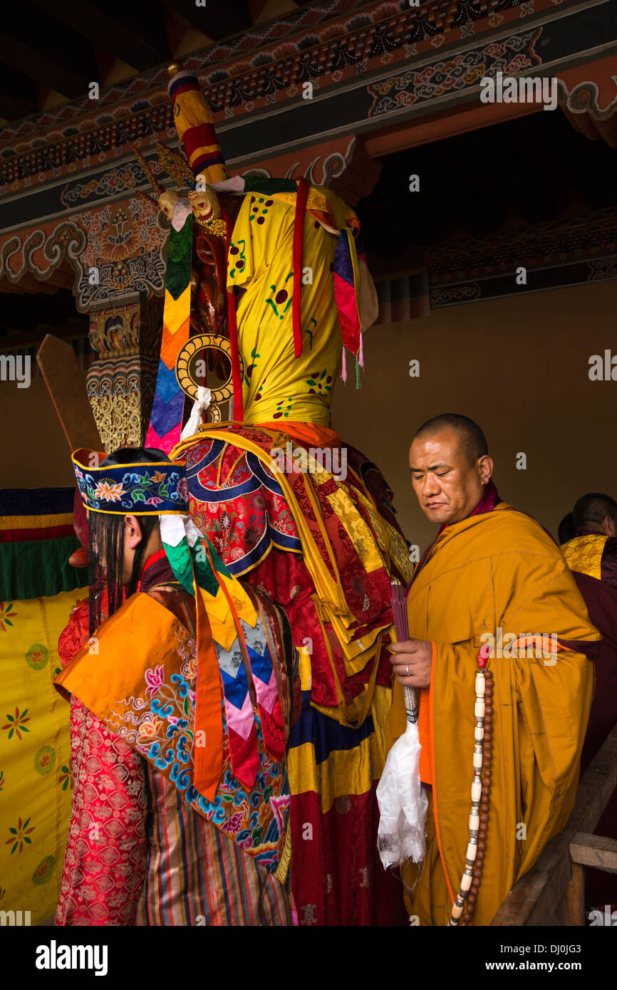 Le Bhoutan, Thimphu Dzong, Tsechu annuel, des moines la préparation de Shinje Chhogyel le seigneur de la mort Banque D'Images