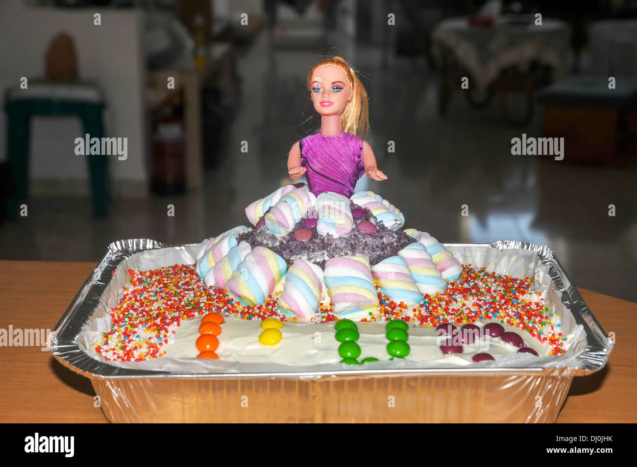 Poupee Barbie Gateau D Anniversaire Decore Avec Des Smarties Et Des Centaines Et Des Milliers Photo Stock Alamy Poupee Barbie Gateau D Anniversaire Decore Avec Des Smarties Et Des Centaines Et Des Milliers Photo Stock Alamy