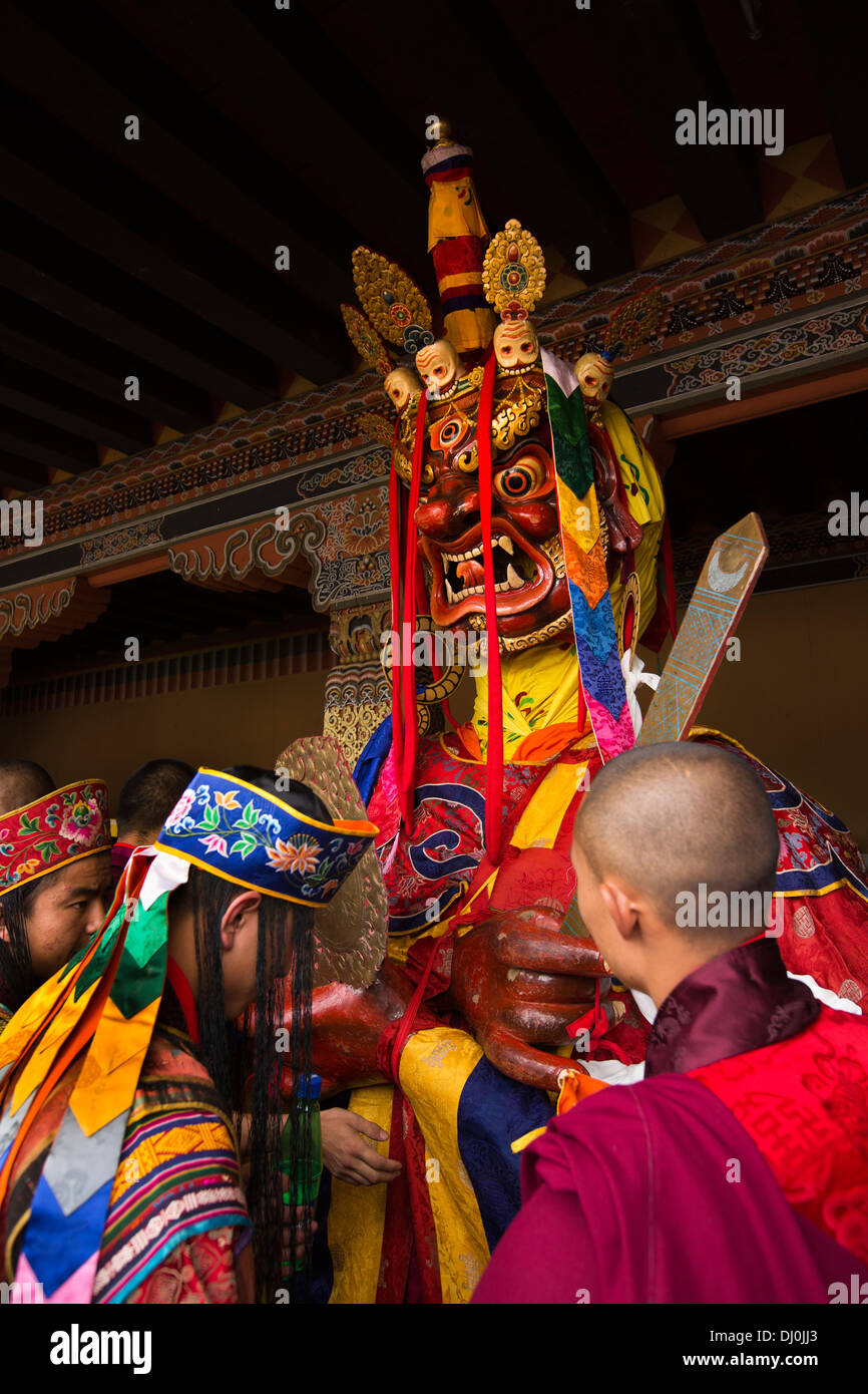 Le Bhoutan, Thimphu Dzong, Tsechu annuel, les Moines préparent Shinje Chhogyel le seigneur de la mort Banque D'Images