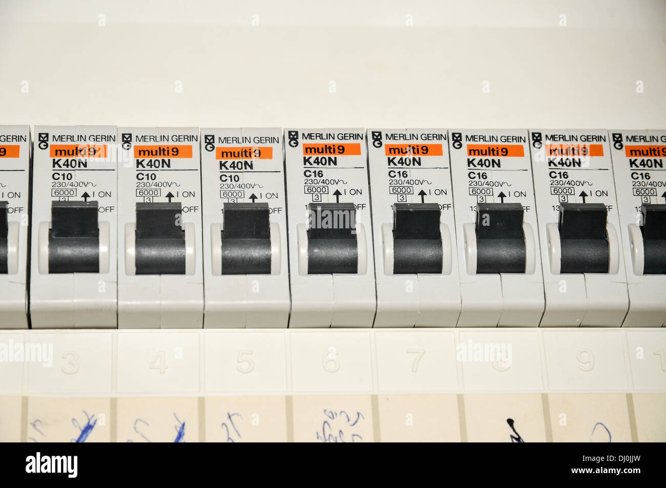 Boîte à fusibles domestiques close up avec interrupteurs disjoncteurs voyage Banque D'Images