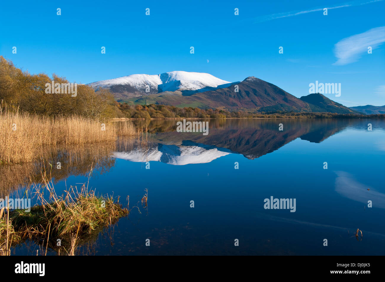 Snow-capped Skiddaw, Ullock Pike et Dodd reflétée dans le miroir-comme le lac Bassenthwaite, Automne, Lake District, Cumbria, Royaume-Uni Banque D'Images