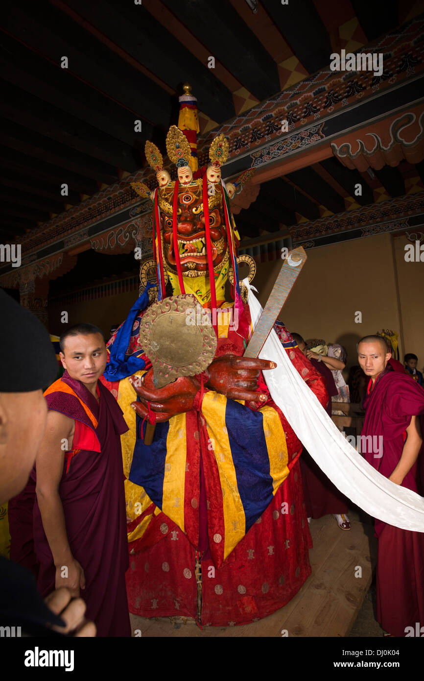 Le Bhoutan, Thimphu Dzong, Tsechu annuel, les Moines préparent Shinje Chhogyel le seigneur de la mort Banque D'Images