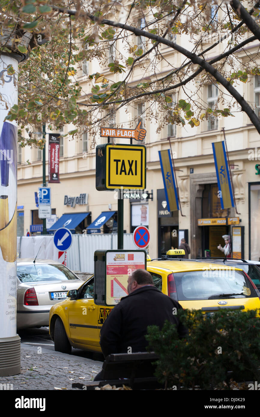 Prague. Taxis. Pour l'attente. Banque D'Images