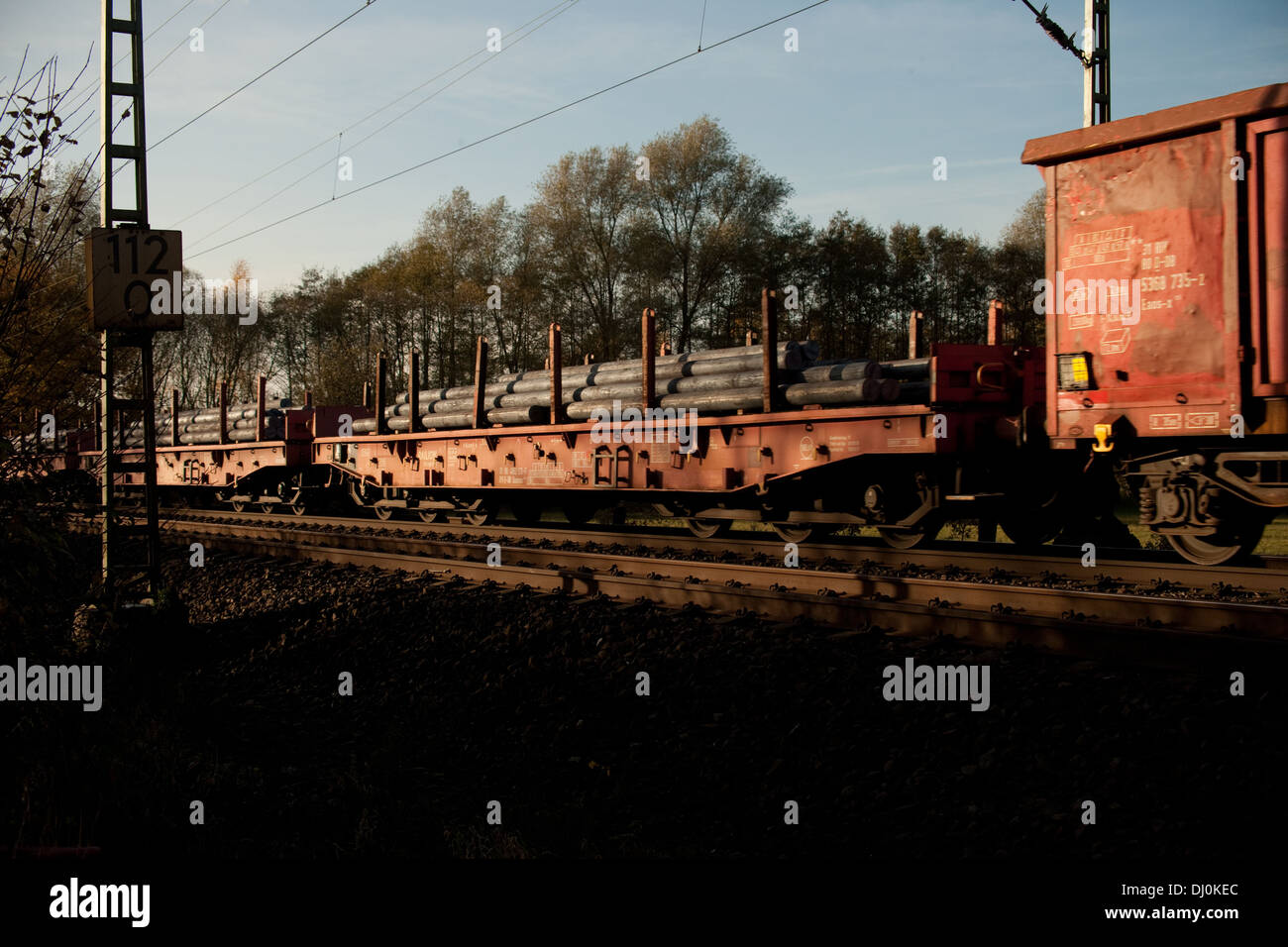 Gemischter Güterzug mit Décrets d-x Samms und auf der Rollbahn (KBS385 Wanne Eikel-Hamburg 0 KM112) b. Osnabrück (Nov 2013) Banque D'Images
