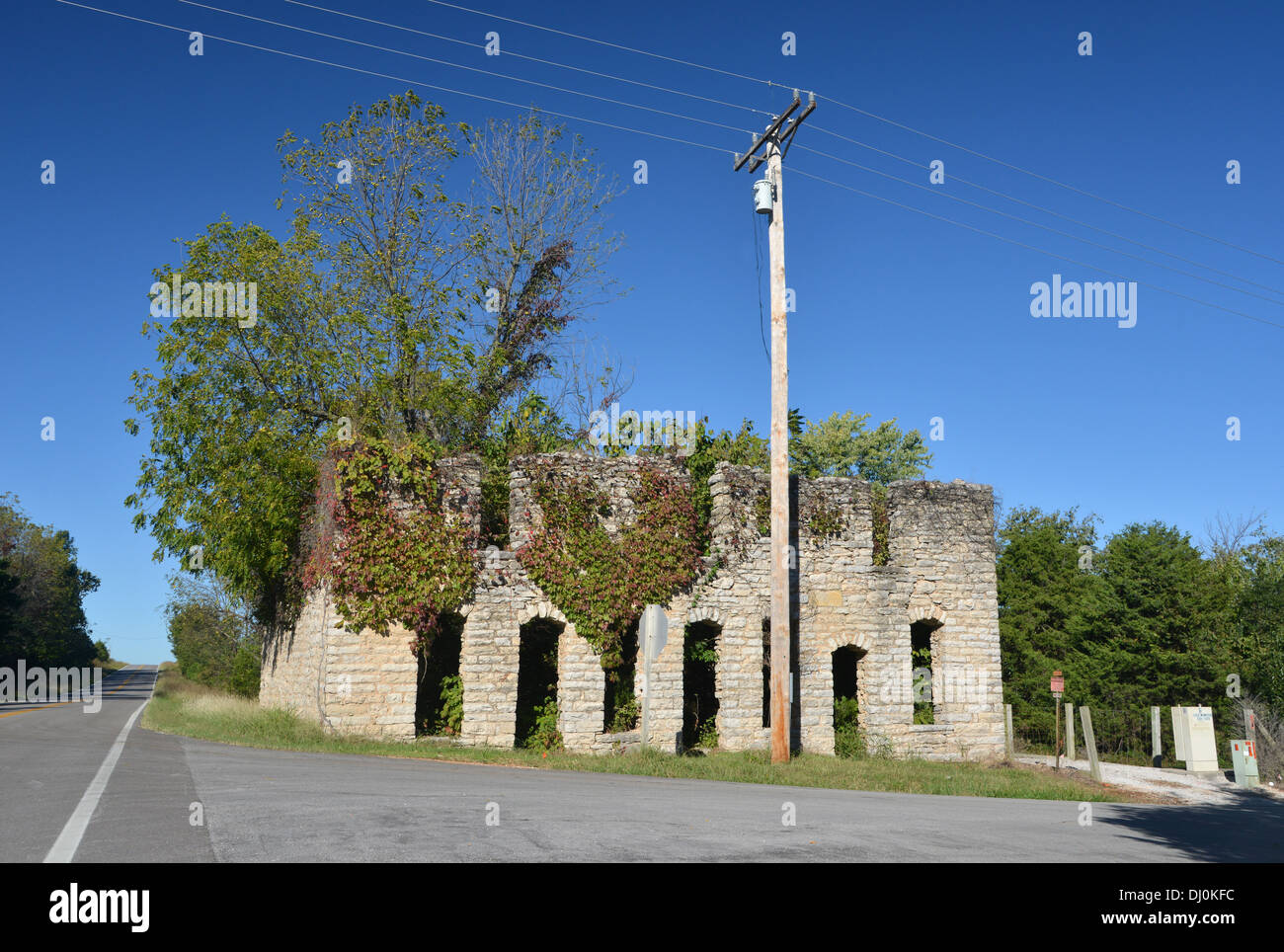 Château Bois D'Arc, l'abandon de l'usine abandonnée coffin et mortuaires au Missouri sur la vieille Route 66 Banque D'Images