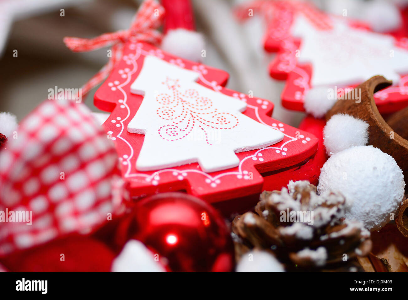 Avec décoration de Noël arbre de Noël rouge et le ruban. Banque D'Images