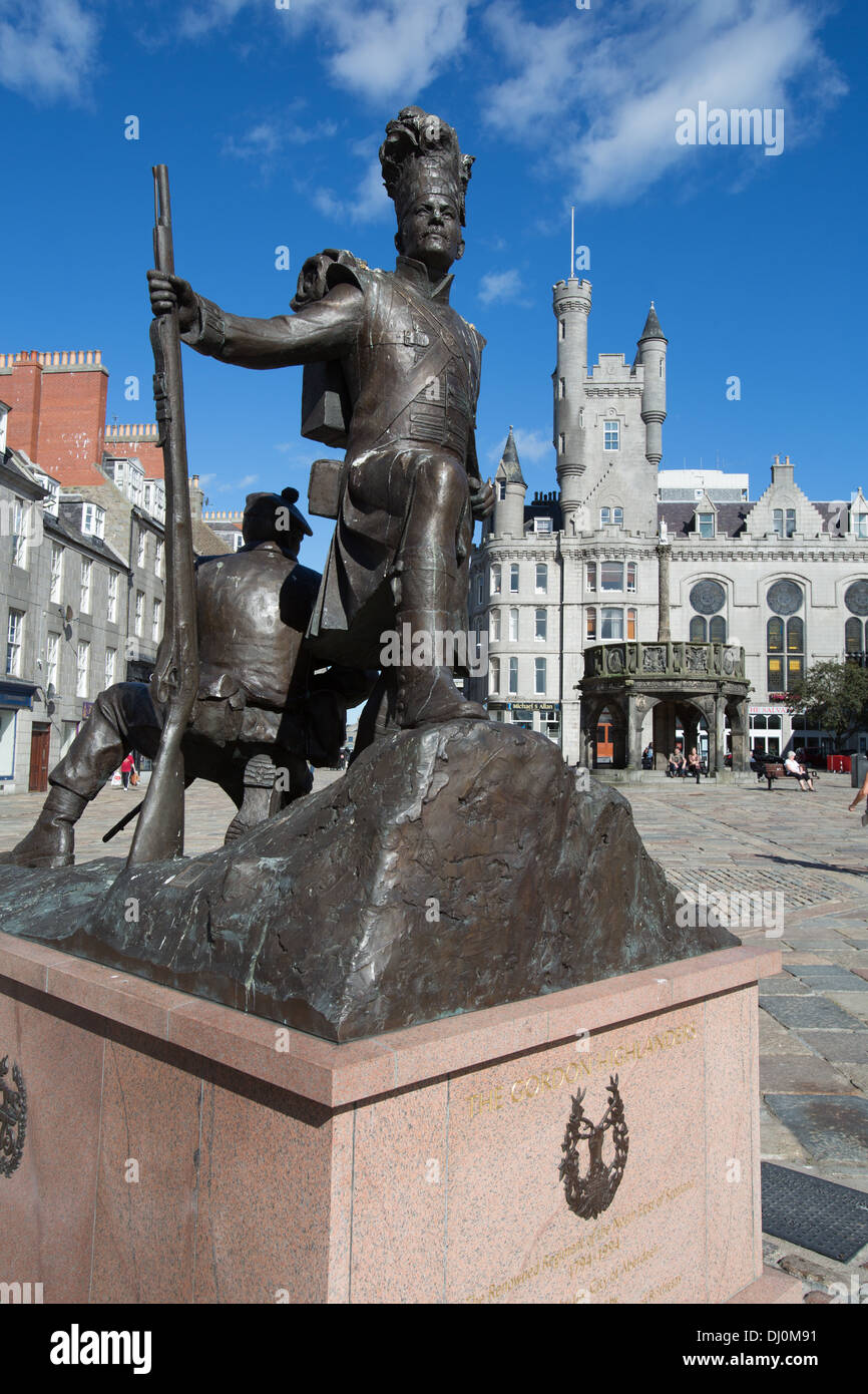 Ville d'Aberdeen, en Écosse. La sculpture de Mark Richards the Gordon Highlanders avec Mercat Cross dans l'arrière-plan. Banque D'Images