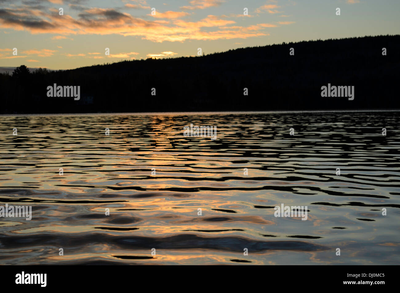 Au lever du soleil l'eau noire Banque D'Images