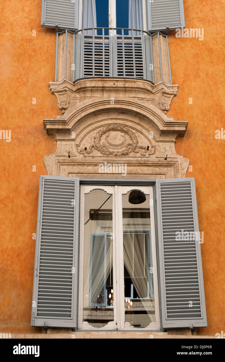 Fenêtre et balcon du Palazzo Piccolomini Testa, palais du 18ème siècle dans le quartier de Trevi, Rome, Italie Banque D'Images