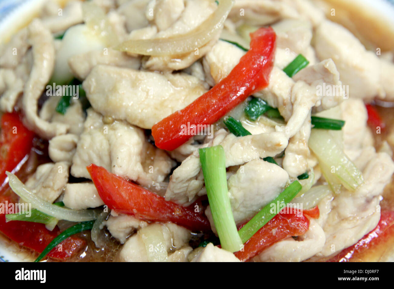 Poulet frit avec les poivrons dans le plat. Banque D'Images