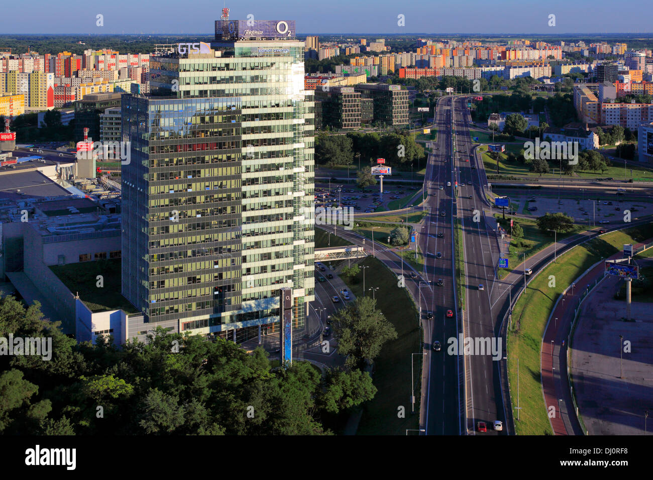Quartier Petrzalka, paysage urbain de UFO, restaurant pont SNP, Bratislava, Slovaquie Banque D'Images