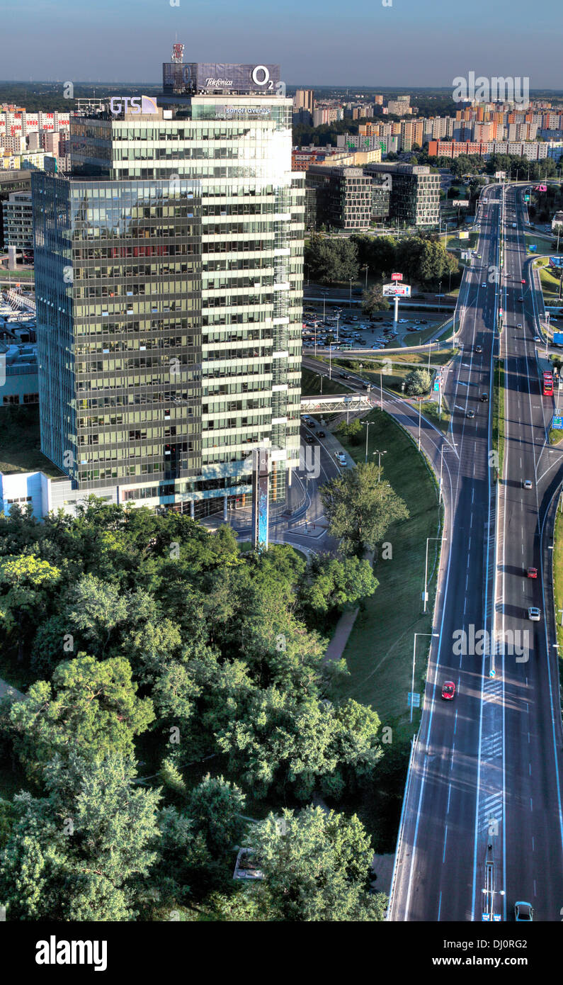 Quartier Petrzalka, paysage urbain de UFO, restaurant pont SNP, Bratislava, Slovaquie Banque D'Images