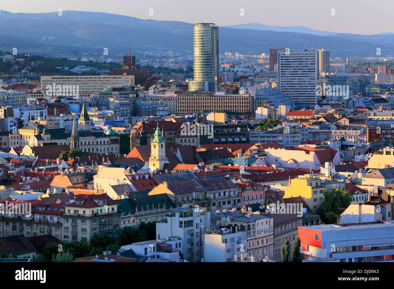 Cityscape de UFO, restaurant pont SNP, Bratislava, Slovaquie Banque D'Images