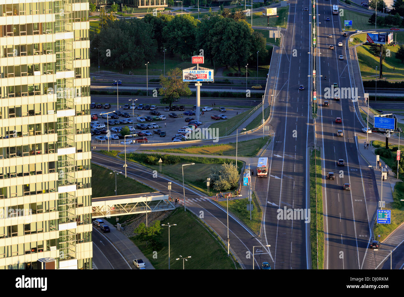 Quartier Petrzalka, paysage urbain de UFO, restaurant pont SNP, Bratislava, Slovaquie Banque D'Images