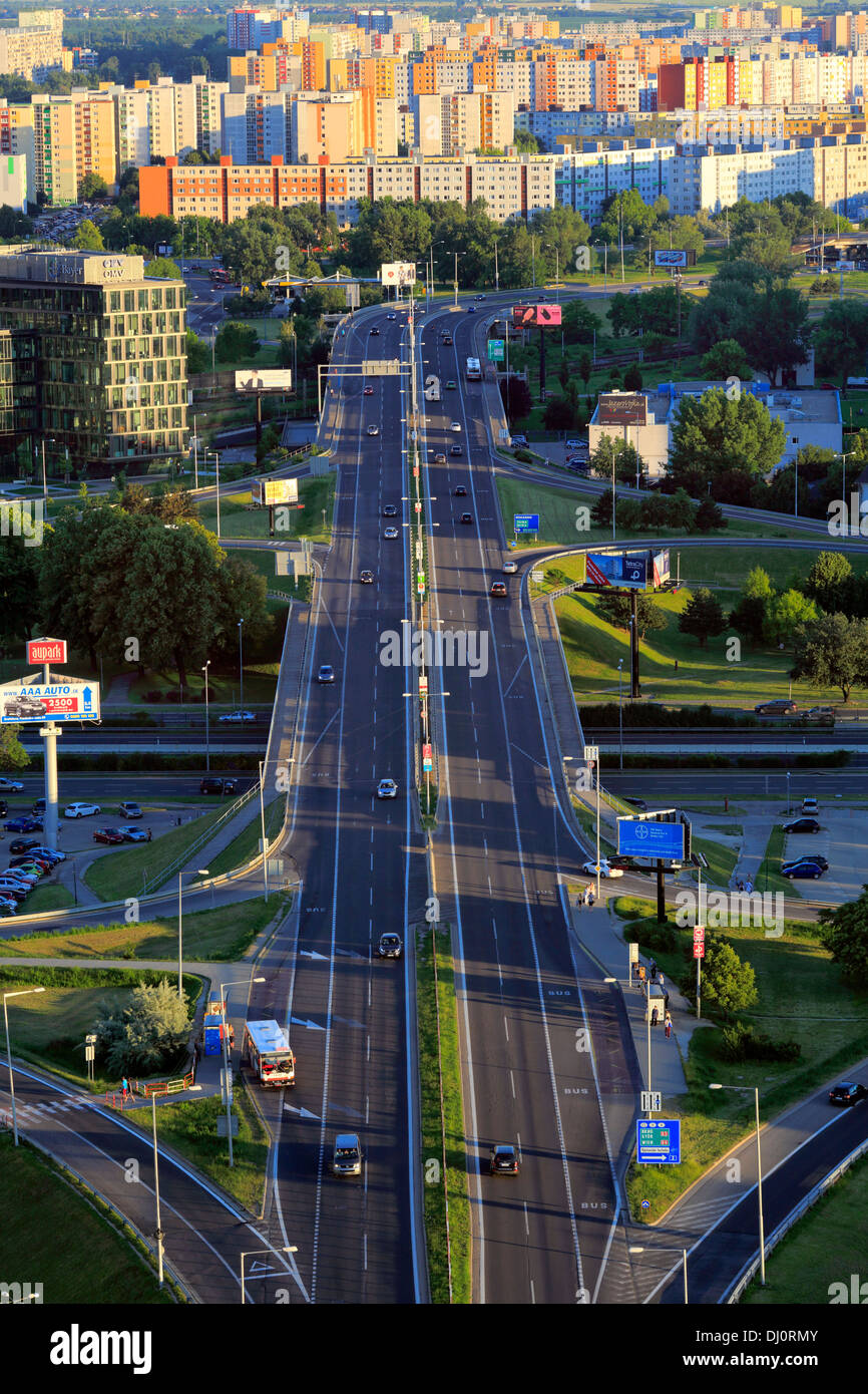 Quartier Petrzalka, paysage urbain de UFO, restaurant pont SNP, Bratislava, Slovaquie Banque D'Images