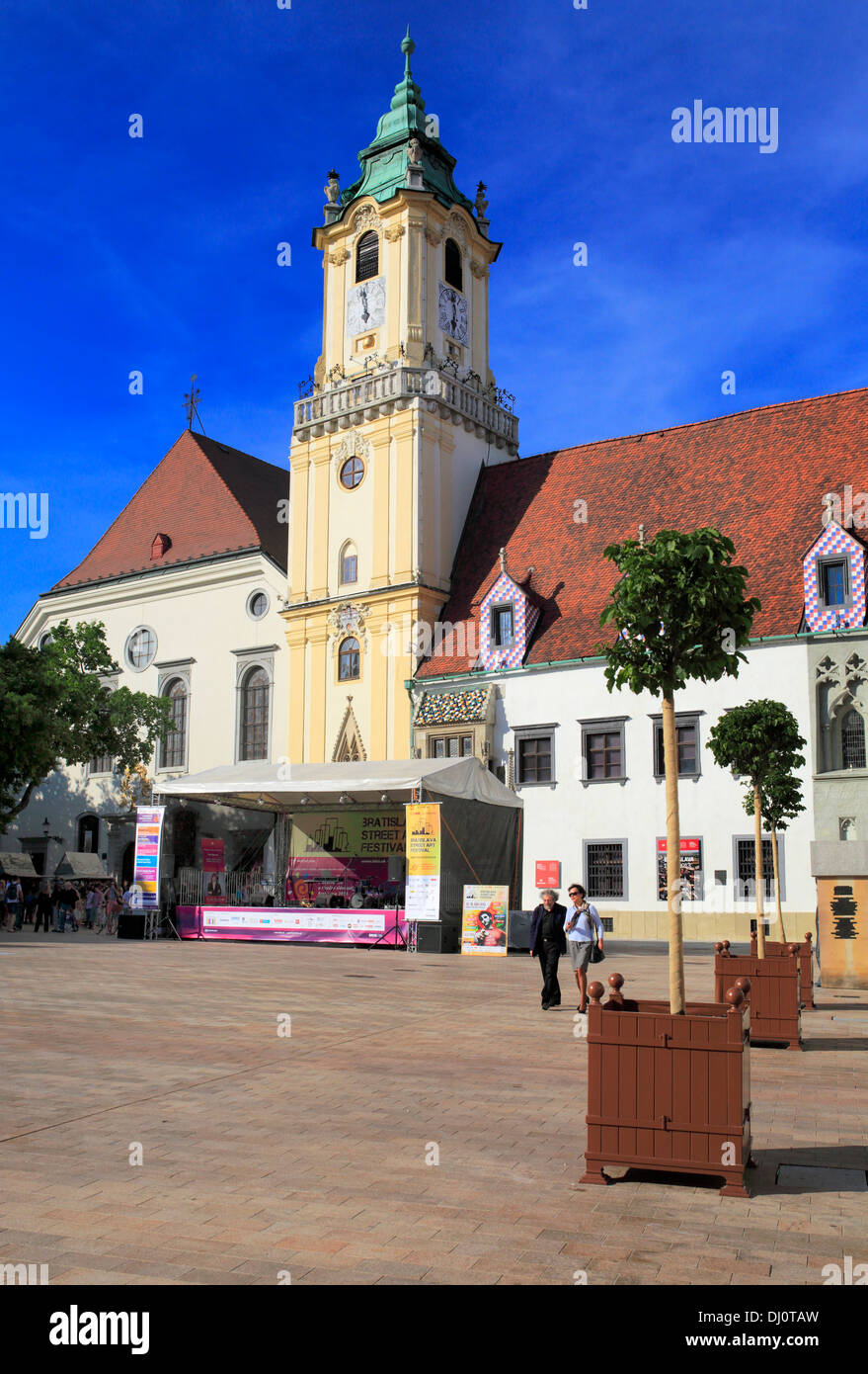 Hlavne Namesti, place principale, l'ancien hôtel de ville, tour de l'horloge, Bratislava, Slovaquie Banque D'Images