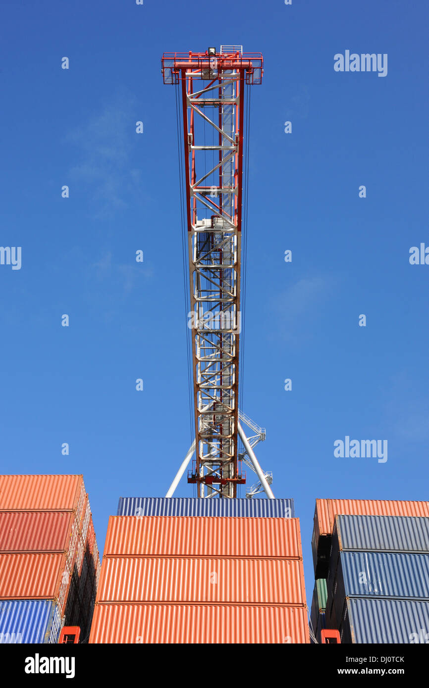 Grue et boîtes conteneurs à un port de conteneurs internationaux. Banque D'Images