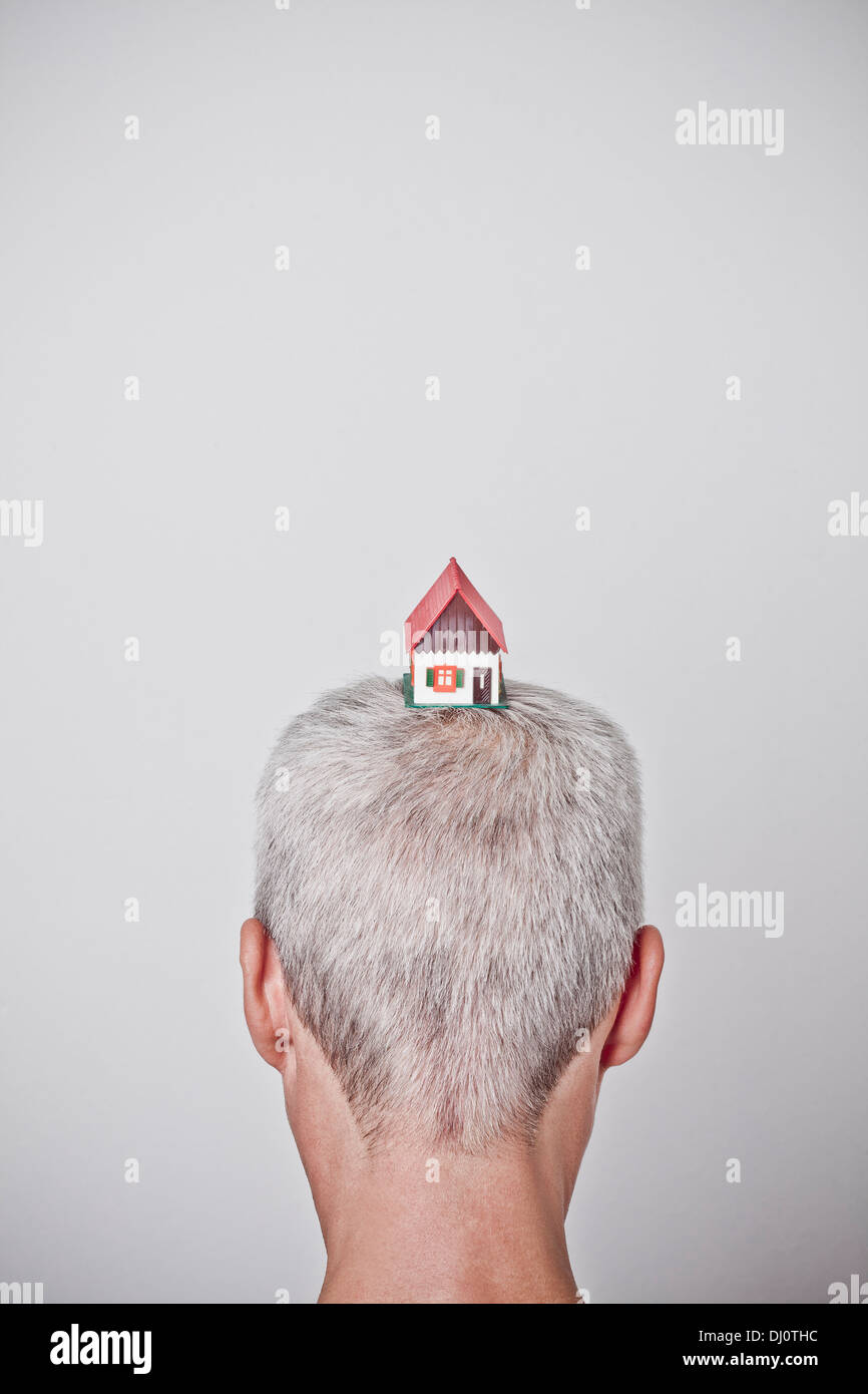 Man Wearing Paper House on Head Banque D'Images