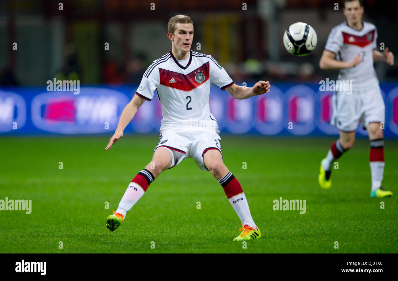 L'Allemagne Sven Bender joue la balle pendant le match de football international l'Italie contre l'Allemagne à la Giuseppe-Meazza-Stadion à Milano, Italie, 15 novembre 2013. Photo : Thomas Eisenhuth/dpa Banque D'Images