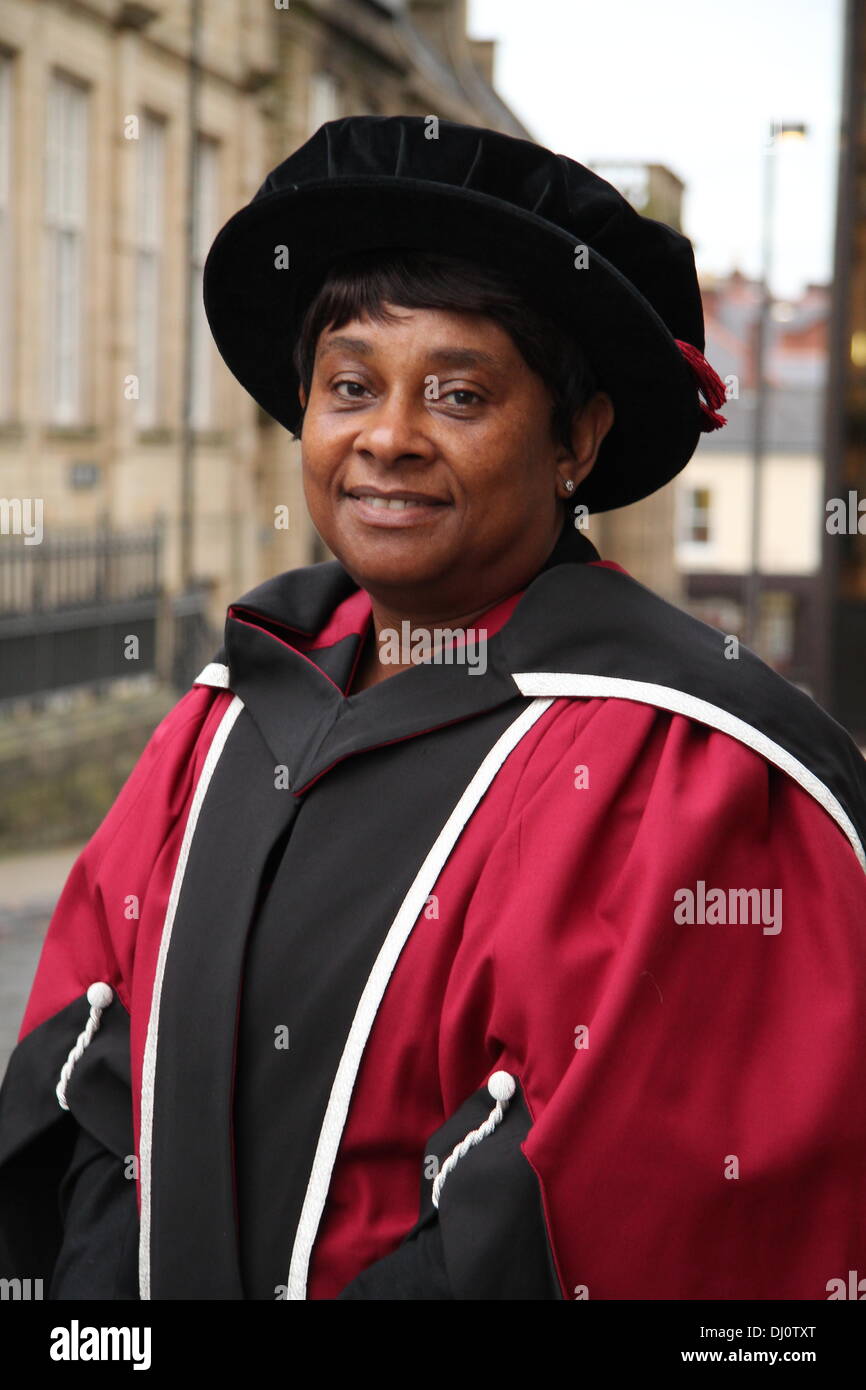 La baronne Lawrence de Clarendon reçoit un doctorat honorifique de l'Université Sheffield Hallam, Sheffield, South Yorkshire, UK. Banque D'Images