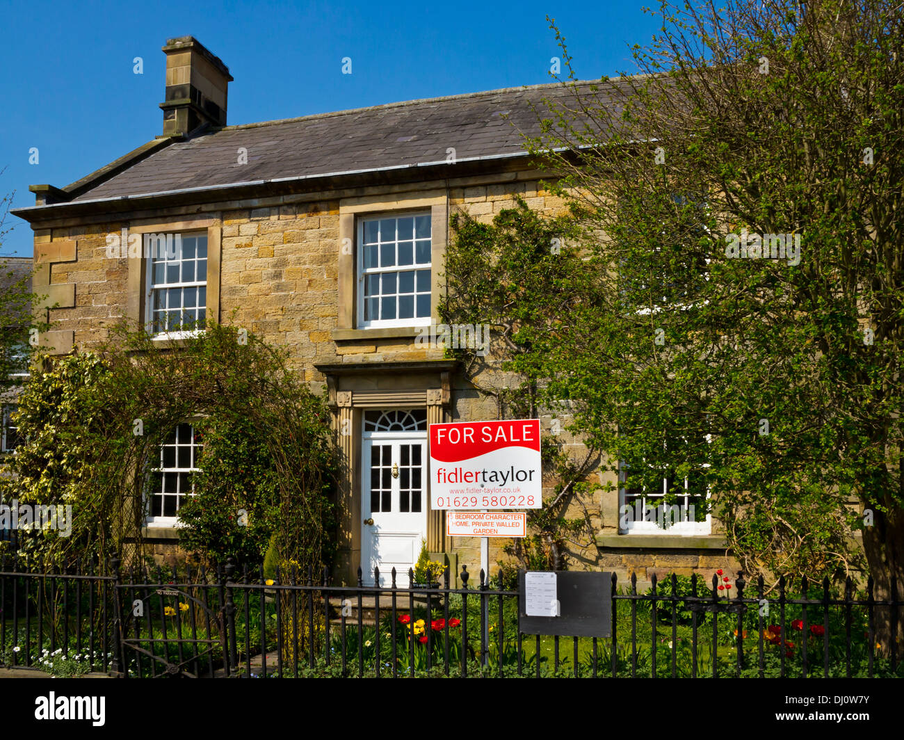 Pierre idyllique maison de campagne à vendre à Hartington un village dans le Derbyshire Dales Parc national de Peak District England UK Banque D'Images