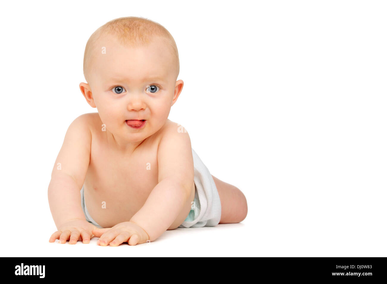 Baby crawling avant isolé sur un fond blanc, regardant la caméra s'en tenir leur langue, Banque D'Images