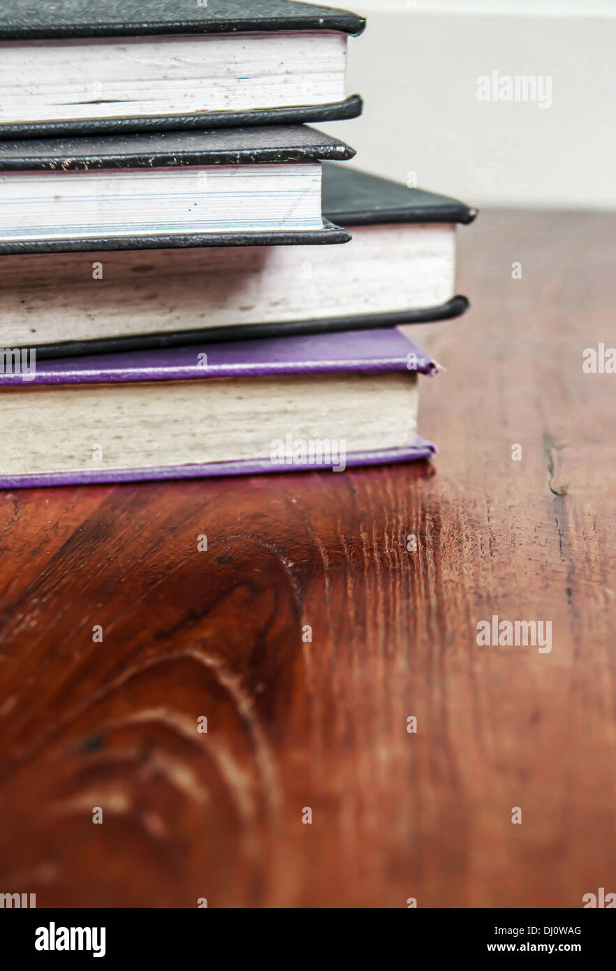 Les vieux livres sur table en bois Banque D'Images