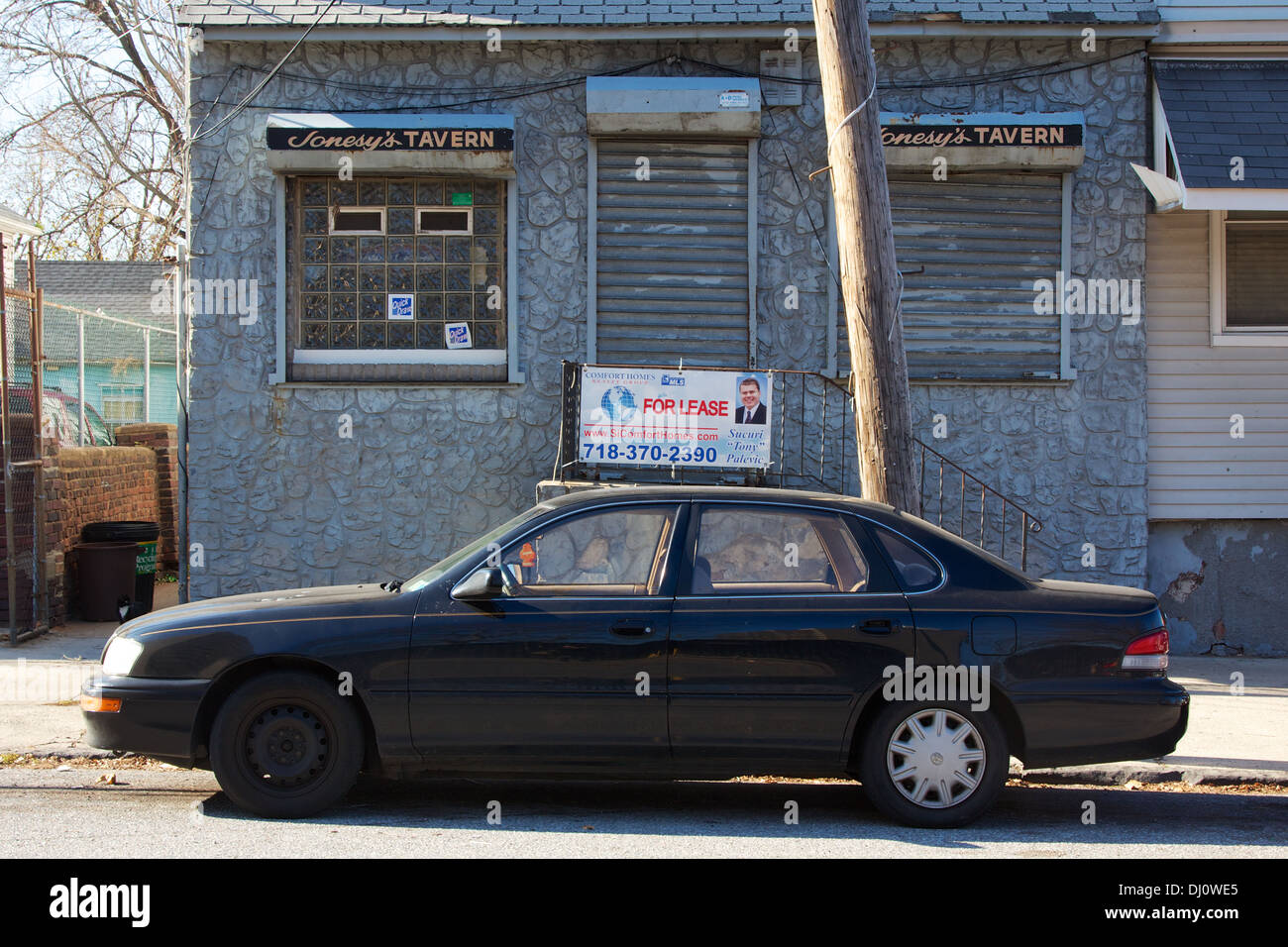 Vitrine vide désolées et vieille voiture à Staten Island, New York, NY USA. Banque D'Images
