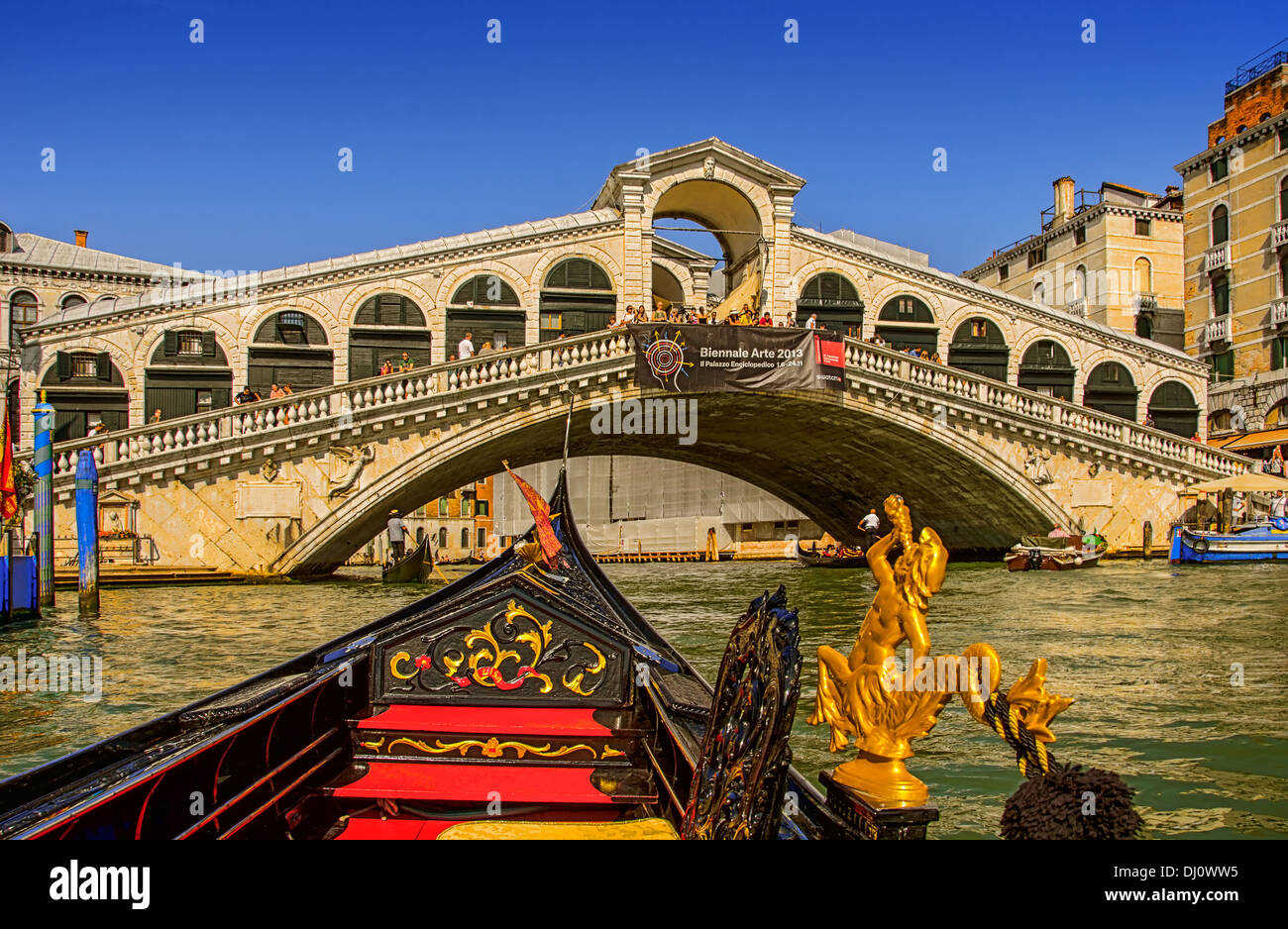 Les passagers en gondole sur le pont du Rialto sur le Grand Canal, Venise, Italie. Banque D'Images
